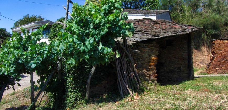 Large traditional stone house to renovate in Ancares – Caurel