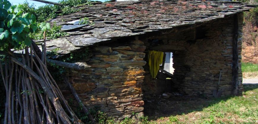 Large traditional stone house to renovate in Ancares – Caurel