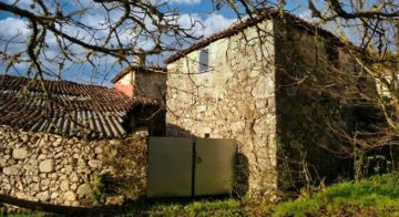 Zwei Steinhäuser zu renovieren mit Innenhof und Land
