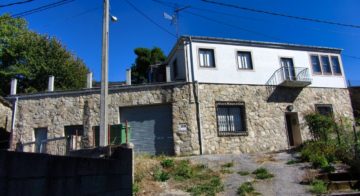 Gerenoveerde woning met garage en tuin in de bergen van Ourense