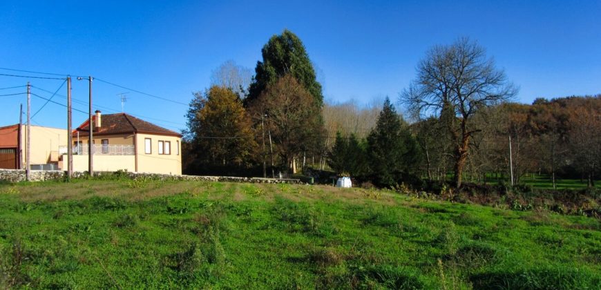 Country House with good sized plot of land at 1 km from the river Cabe
