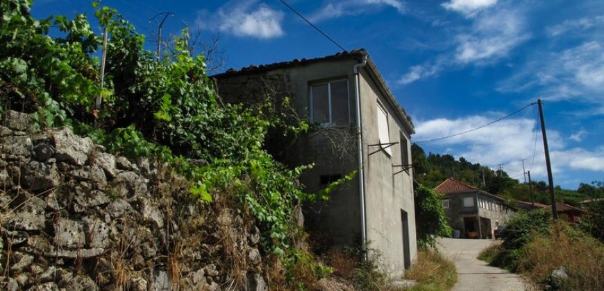 Stone-built house to renovate located on the banks of the Miño River
