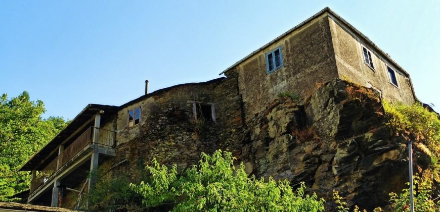 Ruime traditionele stenen woning gelegen in de omgeving van het natuurgebied Caurel