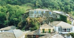 Casa grande de arquitectura tradicional gallega cerca de las montañas del Caurel