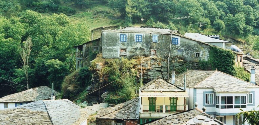 Casa grande de arquitectura tradicional gallega cerca de las montañas del Caurel