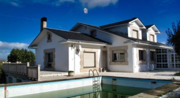 Large Country Villa with land with swimming pool, tennis court, outbuildings, etc