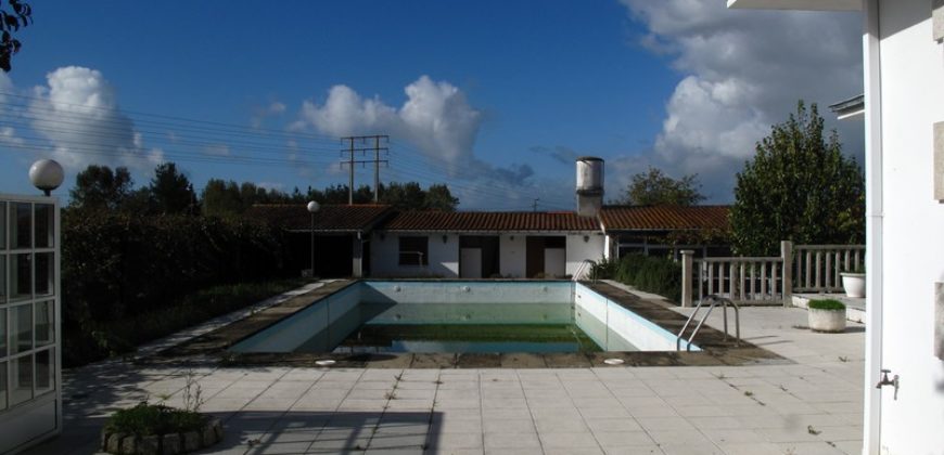 Villa met een ruim stuk grond, zwembad, tennisbaan, terrassen, bijgebouwen, etc