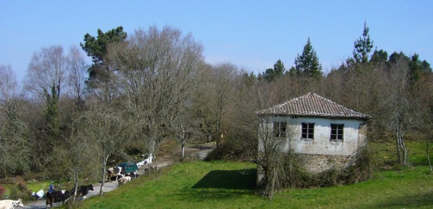 Fully detached farmhouse to renovate with land in the rural inland of Lugo