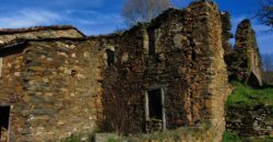Casa rústica de piedra con anexos y amplia finca a 5 Km. del cañón del río Sil