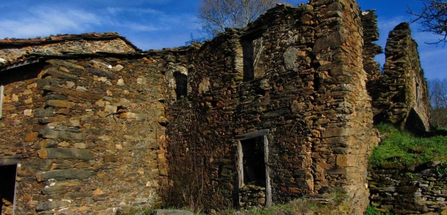Casa rústica de piedra con anexos y amplia finca a 5 Km. del cañón del río Sil