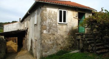 Casa de piedra a rehabilitar con patio, bodega, ruina y finca