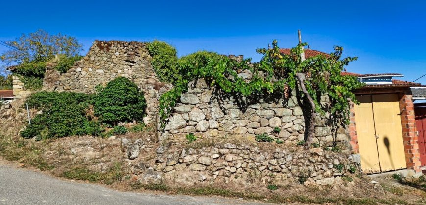 Casa de piedra a restaurar con jardín y anexos