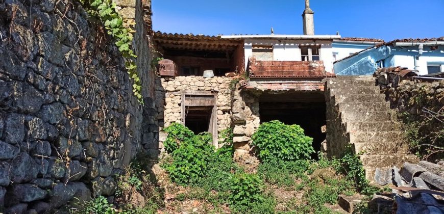 Casa de piedra a restaurar con jardín y anexos