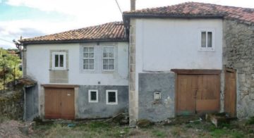 Casa rústica de piedra con patio y finca