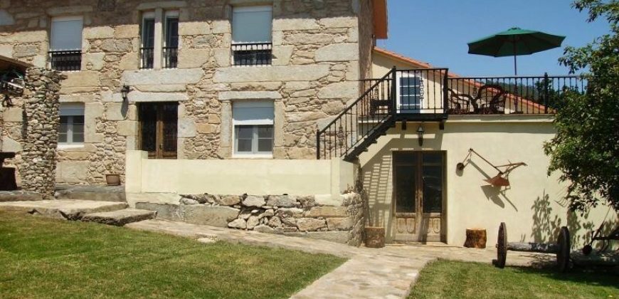 Casa rústica de piedra completamente reformada con apartamentos en la Ría  de Muros y Noia