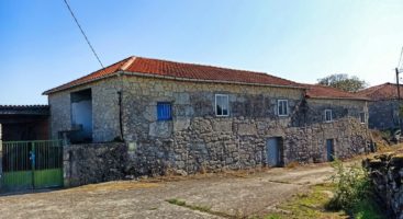 Traditionelles Steinhaus mit angrenzendem Grundstück