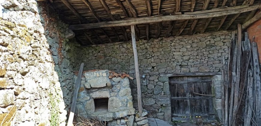 Large stone Country House to renovate with land at 2 km from the river Miño