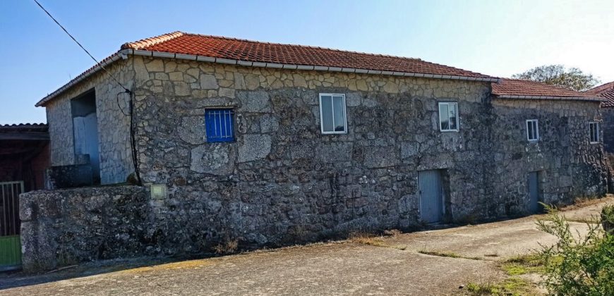 Large stone Country House to renovate with land at 2 km from the river Miño