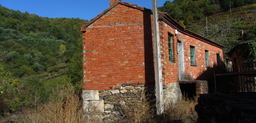 House to renovate with several outbuildings on the banks of the river Miño