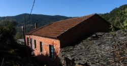 House to renovate with several outbuildings on the banks of the river Miño