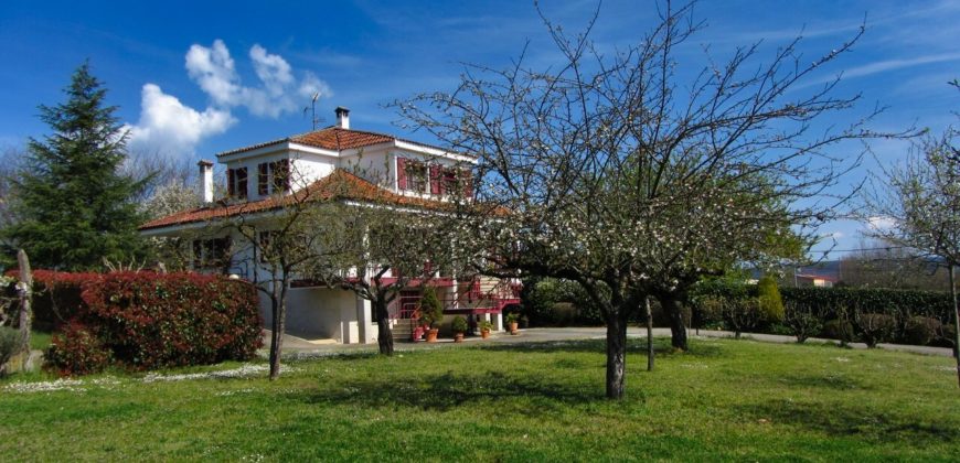 Original gestaltete ländliche Villa mit grossem Garten in ruhige lage