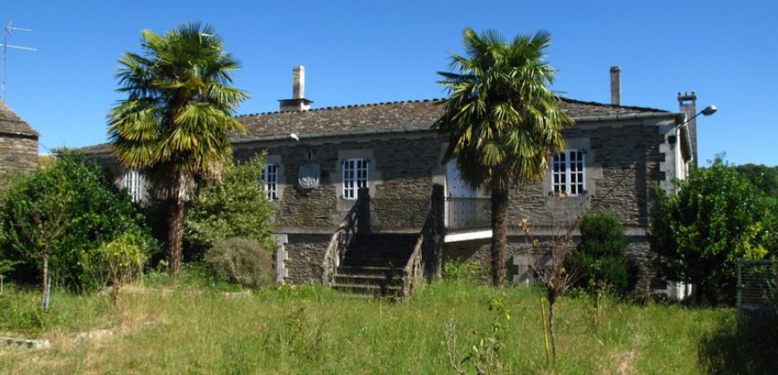 Beautiful historic manor house with land and outbuildings near Lugo