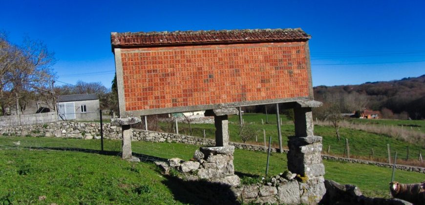 Uit natuursteen opgetrokken herenboerderij met bijgebouwen en grond