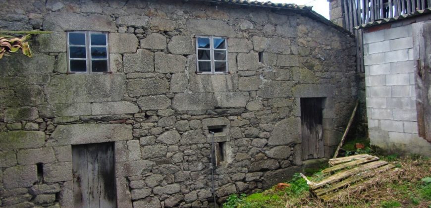 Uit natuursteen opgetrokken herenboerderij met bijgebouwen en grond