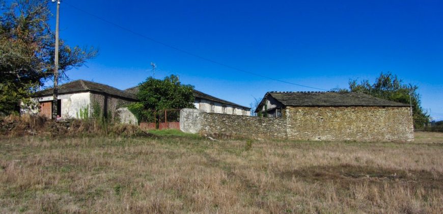 Ruime uit natuursteen opgetrokken herenboerderij met 7 hectare grond