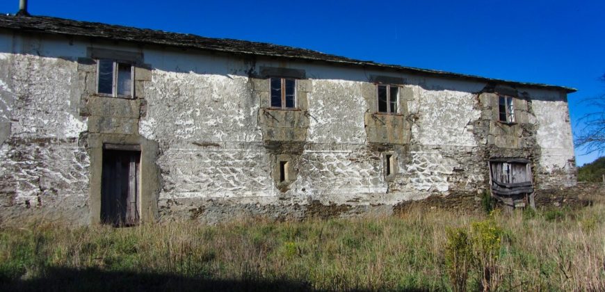 Casa grande de piedra a rehabilitar con 7 hectáreas de fincas y anexos
