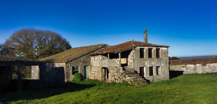 Large rural estate with a Manor House to renovate, outbuildings and land