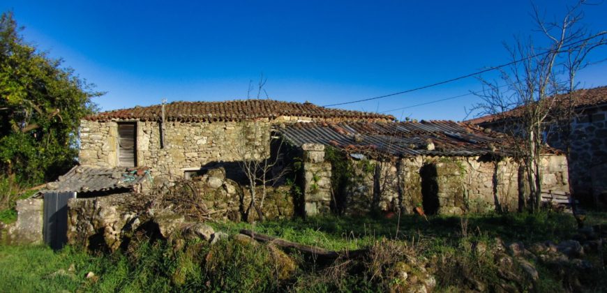 Casa rústica de piedra con anexos y jardin en la Ribeira Sacra
