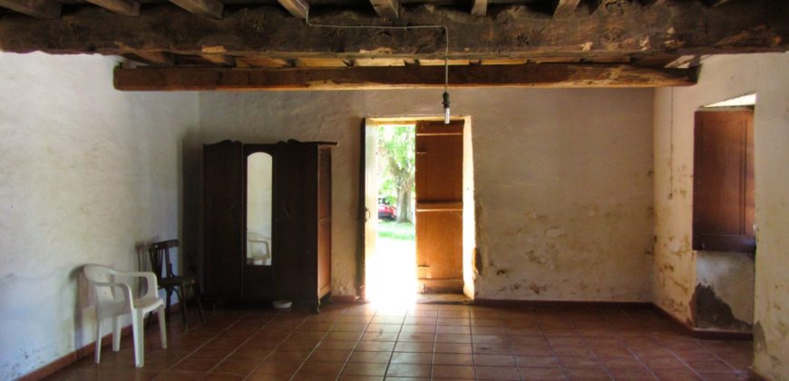 Casa rústica de piedra con antigua sala de baile y una finca amplia en Agolada