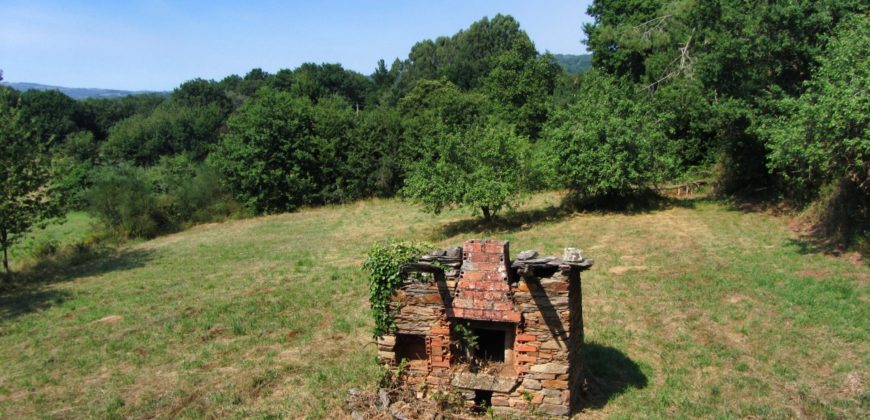 Casa rústica de piedra con amplia finca en zona rural muy tranquila