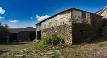 Traditionelles Steinhaus mit Innenhof, Nebengebäuden und Land