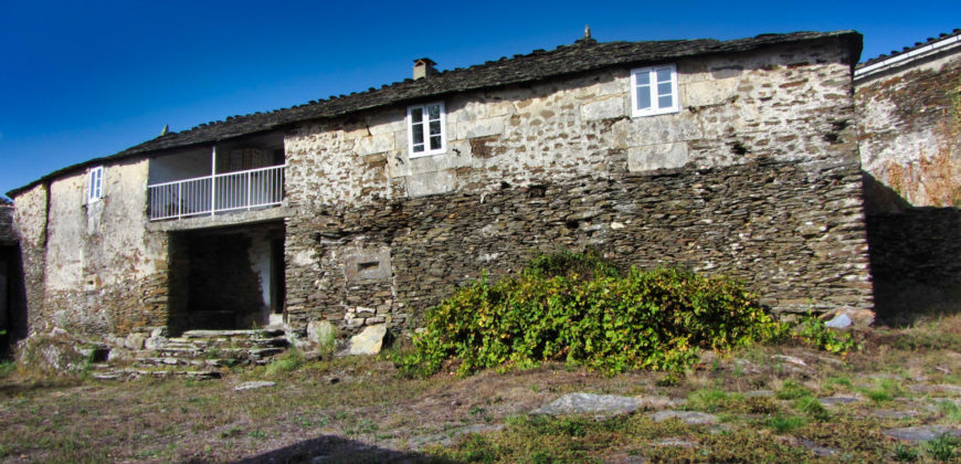Casa rústica de piedra con patio, anexos y finca
