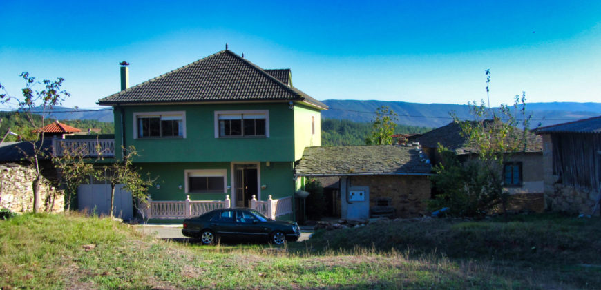Zwei Häuser mit Innenhof und Grundstück 4 km von der Sil-Schlucht entfernt