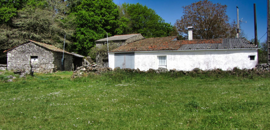 Sehr ruhig gelegene Bauernhaus mit Nebengebäuden und Garten in Antas de Ulla