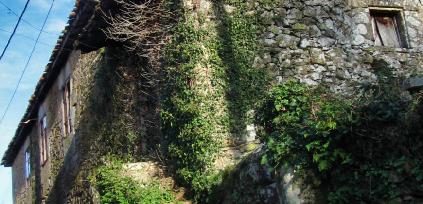 Casa rústica de piedra a rehabilitar con anexos y finca a 2 km del cañón del Sil