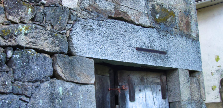 Casa rústica de piedra a rehabilitar con anexos y finca a 2 km del cañón del Sil