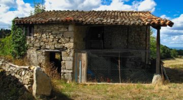 Casa de piedra a restaurar con bonita finca a 3 Km. del Sil