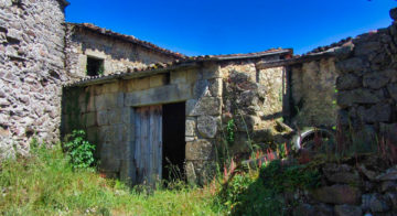 Rustic stone-built house to renovate with courtyard and outbuildings
