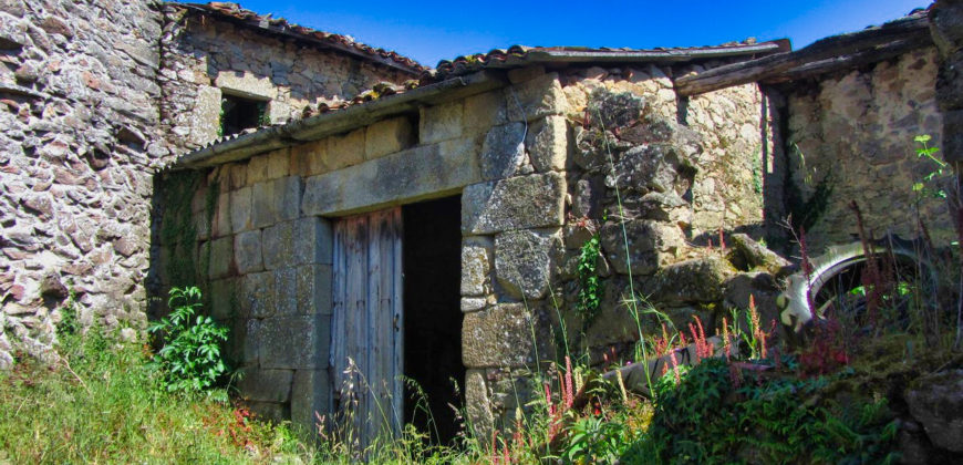 Casa rústica de piedra a rehabilitar con patios y finca
