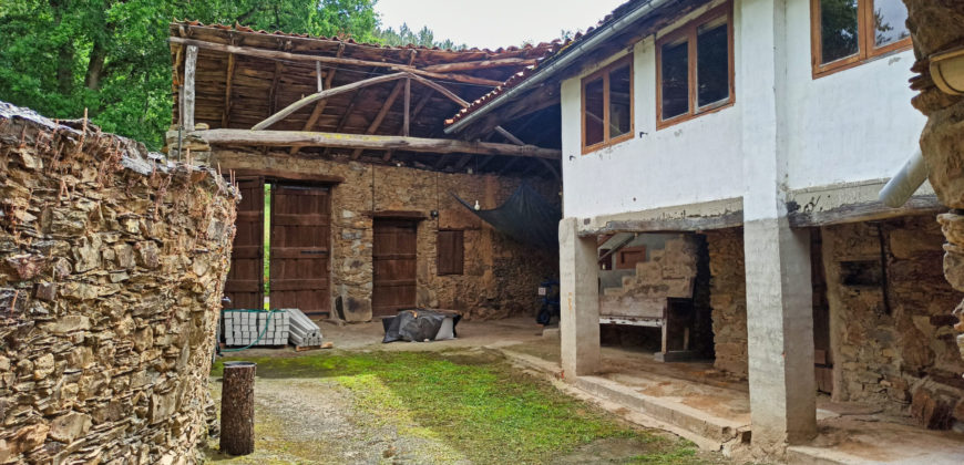 Two stone-built country houses with land in the Ribeira Sacra region