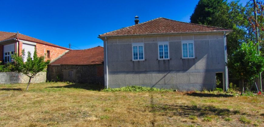 Two houses with courtyard and land in the Ribeira Sacra region