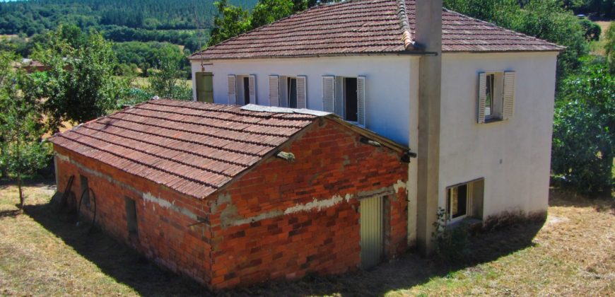 Vollständig freistehendes, renoviertes Haus mit Grundstück in Alleinlage
