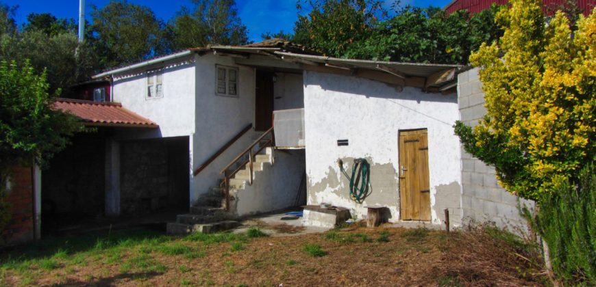Casa rústica de piedra con anexos y bonita finca en la Ribeira Sacra