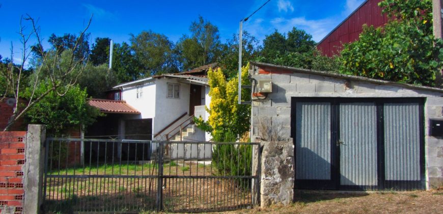 Volledig vrijstaande woning met grond en bijgebouwen in de Ribeira Sacra