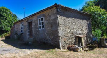 Bonita casa tradicional de piedra con fincas y cobertizo