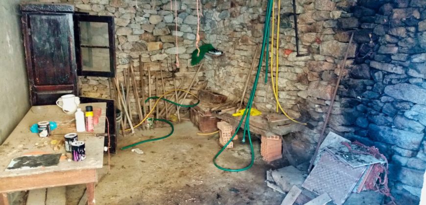 Casa de piedra renovada con fincas y anexos en la Ribeira Sacra de Ourense